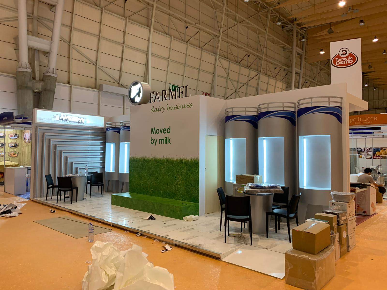 Imagem de montagem de stand da empresa Farmel
