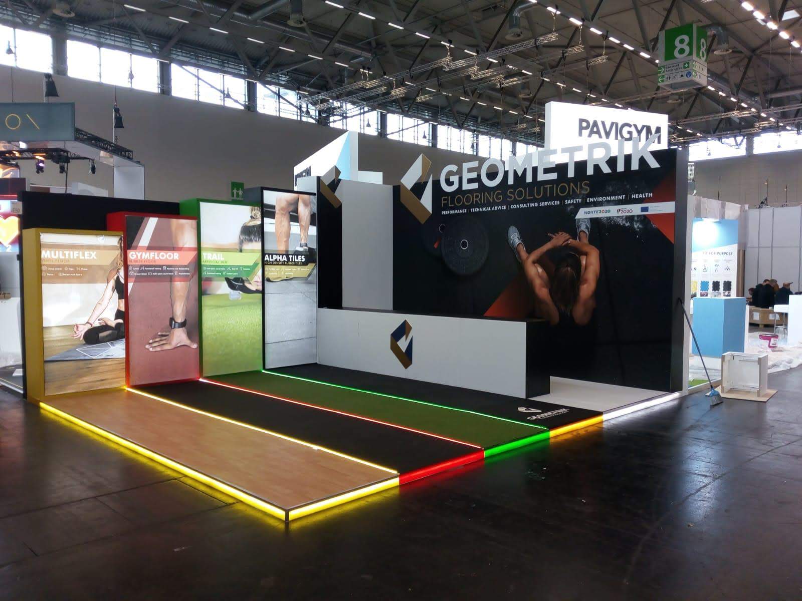 Imagem de montagem de stand da empresa Geometrik