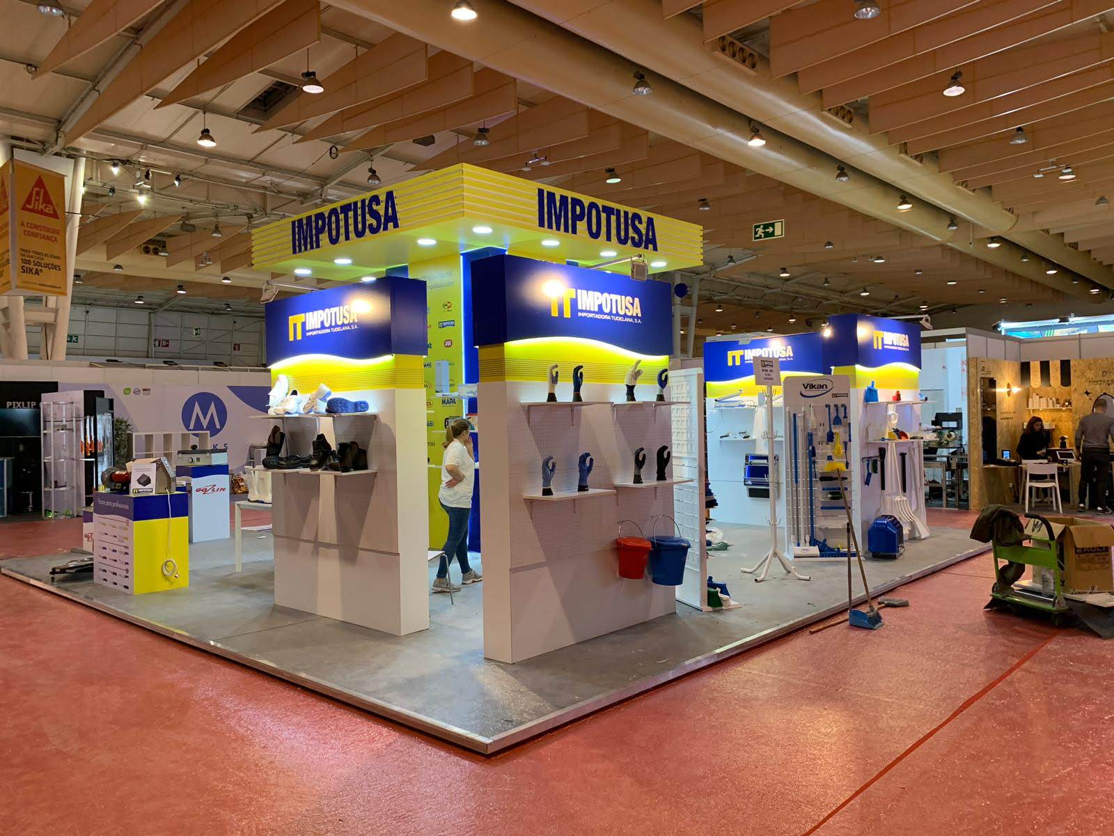 Imagem de montagem de stand da empresa Impotusa