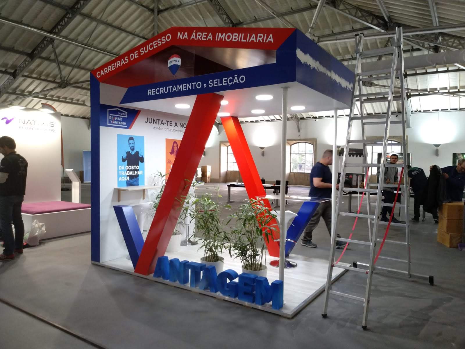 Imagem de montagem de stand da empresa Remax
