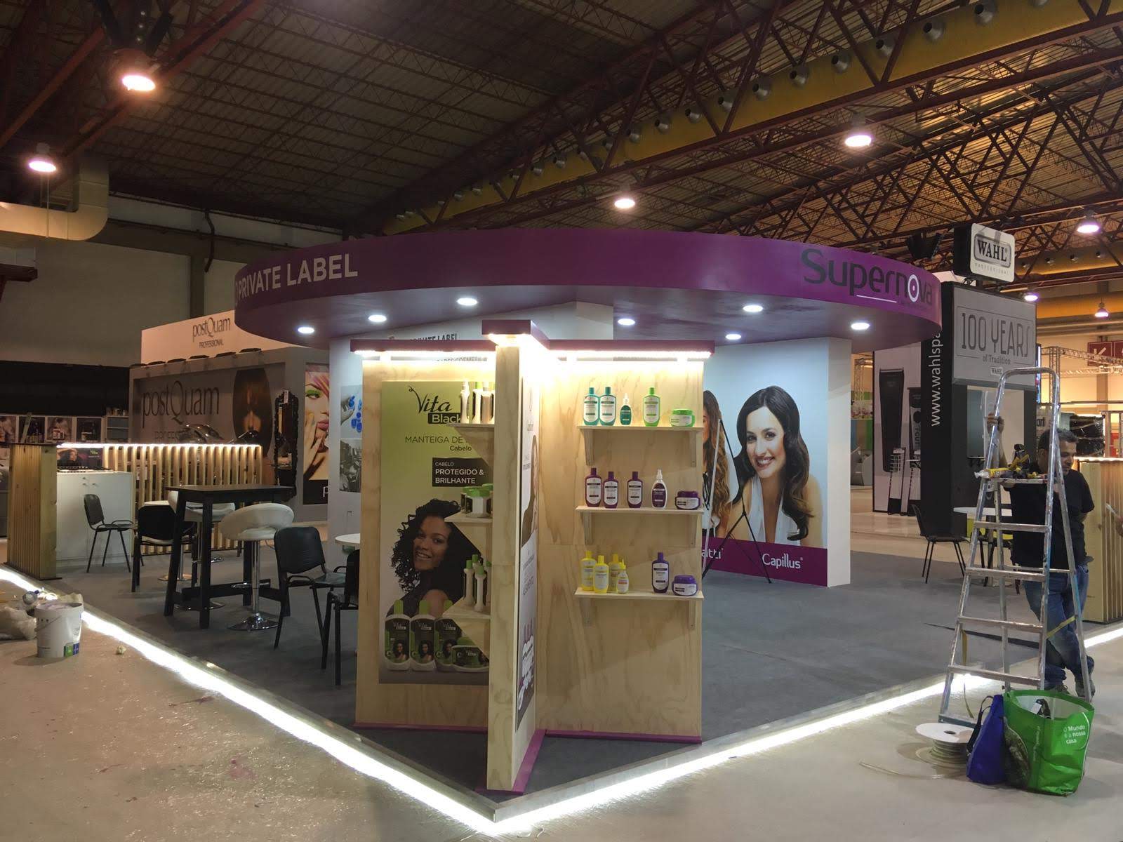 Imagem de montagem de stand da empresa Supernova